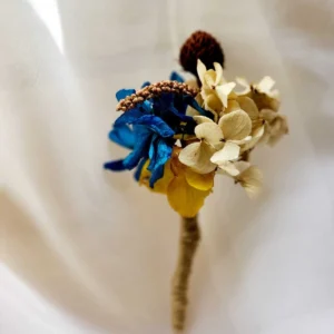 Lapela Artesanal com Flores Naturais e Permanentes para Noivos e Padrinhos.