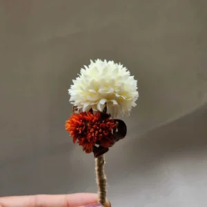 Lapela com Flores Naturais Desidratadas e Permanentes para Noivos e Padrinhos.